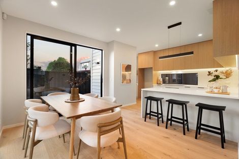 Photo of property in 8a Catalina Crescent, Forrest Hill, Auckland, 0620