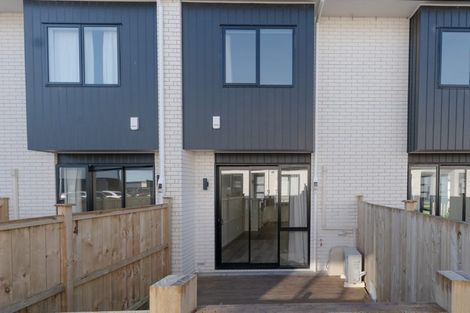 Photo of property in 2/86 Fred Taylor Drive, Westgate, Auckland, 0814