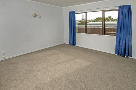 Photo of property in 2a Rixon Place, Te Atatu Peninsula, Auckland, 0610