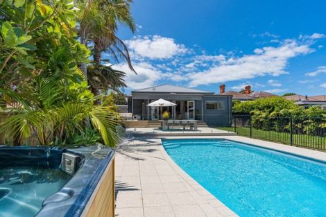 Photo of property in 131 Vauxhall Road, Narrow Neck, Auckland, 0624