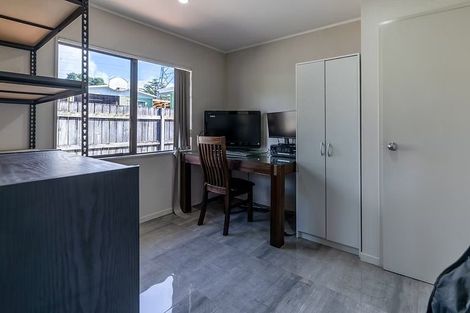 Photo of property in 1/13 Martin Place, Kelston, Auckland, 0602