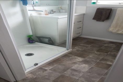 Photo of property in 28-30 Lake Pupuke Drive, Takapuna, Auckland, 0622