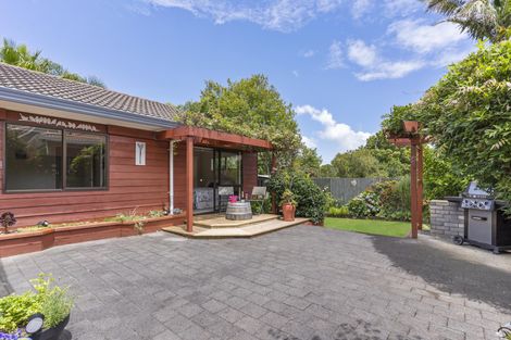 Photo of property in 15 Pinewood Grove, Botany Downs, Auckland, 2010