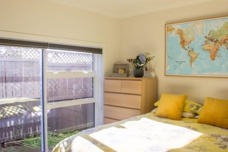 Photo of property in 2/49 Archers Road, Hillcrest, Auckland, 0629