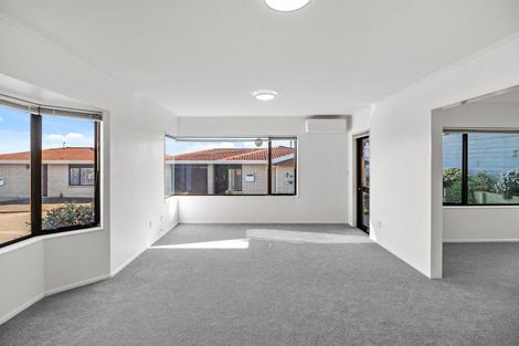 Photo of property in 4/476 Devon Street East, Strandon, New Plymouth, 4312