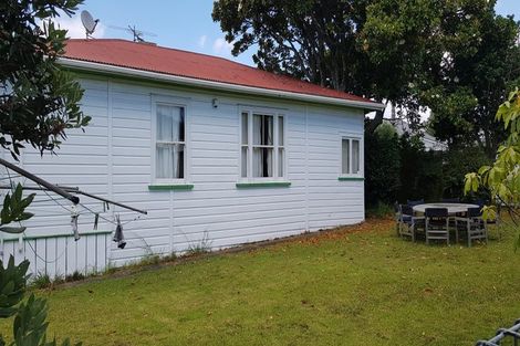 Photo of property in 4 Fairfax Avenue, Northcote, Auckland, 0627