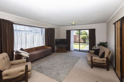 Photo of property in 8 Edron Place, Redwood, Christchurch, 8051