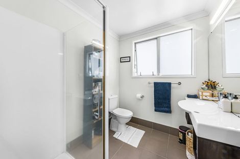 Photo of property in 7f Clearwater Cove, West Harbour, Auckland, 0618