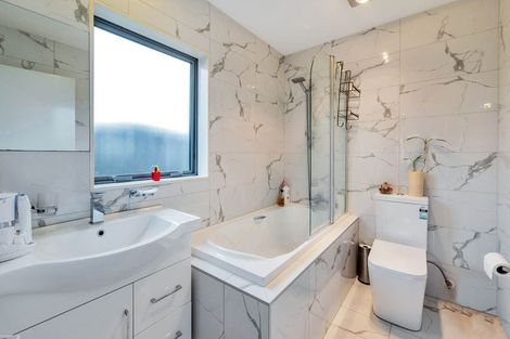 Photo of property in 2 Silverstone Place, Henderson, Auckland, 0612