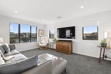 Photo of property in 16 Syd Grant Crescent, Orewa, 0931