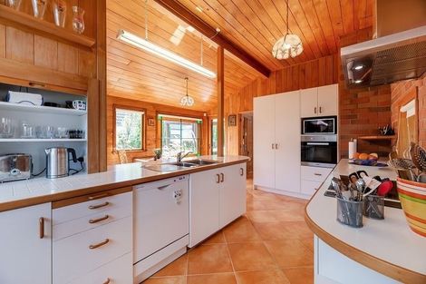 Photo of property in 8 Harrybrook Road, Green Bay, Auckland, 0604