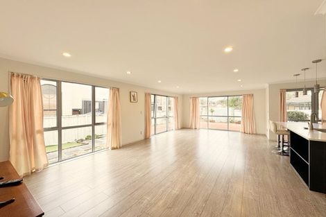 Photo of property in 35 South Kensington Way, Henderson, Auckland, 0612