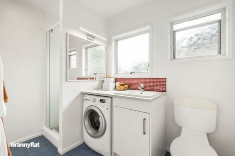 Photo of property in 14 Holdaway Avenue, Northcote, Auckland, 0627