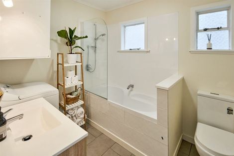 Photo of property in 8c Nikau Road, Point Howard, Lower Hutt, 5013