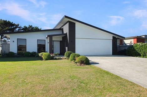 Photo of property in 17 Oxnam Place, Foxton Beach, Foxton, 4815