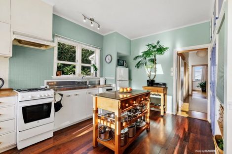 Photo of property in 132 The Ridgeway, Mornington, Wellington, 6021