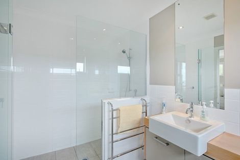 Photo of property in 4a Hyde Road, Rothesay Bay, Auckland, 0630