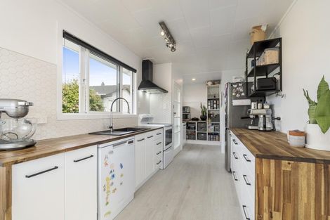 Photo of property in 32 Allington Road, Massey, Auckland, 0614