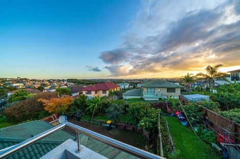 Photo of property in 39 Ribbonwood Crescent, Goodwood Heights, Auckland, 2105
