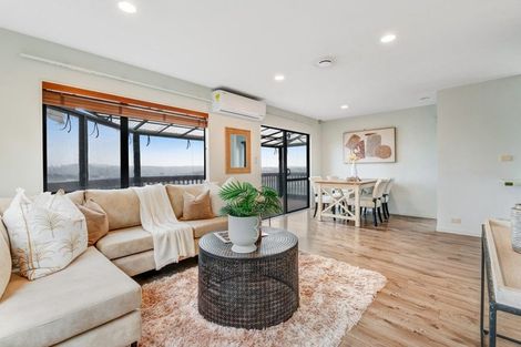 Photo of property in 1/21 Jumento Place, Unsworth Heights, Auckland, 0632