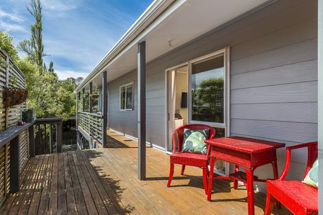 Photo of property in 2/39 Fairmount Road, Titirangi, Auckland, 0604