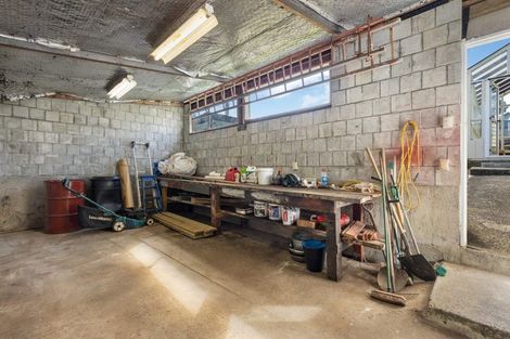 Photo of property in 28 Edgecombe Street, Newlands, Wellington, 6037