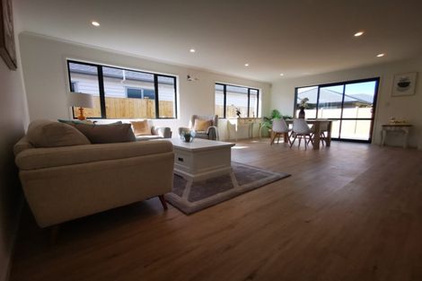 Photo of property in 12 Ropere Street, Kumeu, 0810