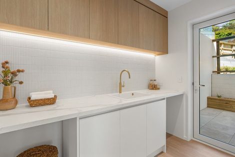 Photo of property in 2/1 The Brae, Mount Pleasant, Christchurch, 8081