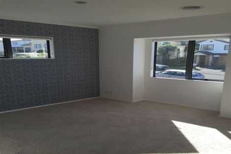 Photo of property in 73 Dress Circle, Newlands, Wellington, 6037