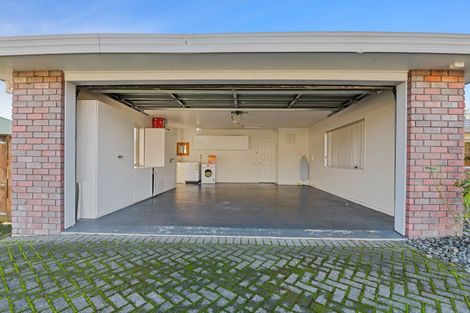 Photo of property in 16 Capricorn Place, Kawaha Point, Rotorua, 3010