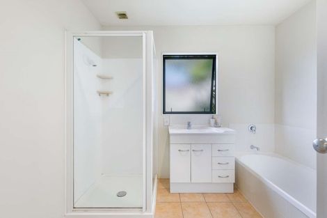 Photo of property in 4/42 Fields Parade, Oteha, Auckland, 0632