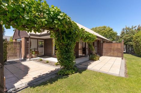 Photo of property in 75 Apsley Drive, Avonhead, Christchurch, 8042