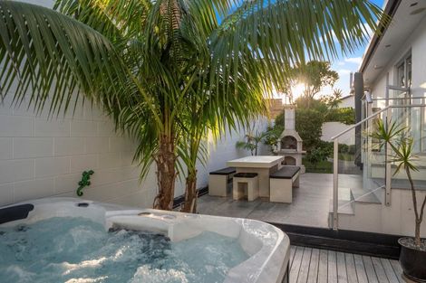 Photo of property in 12a Eastcliffe Road, Castor Bay, Auckland, 0620