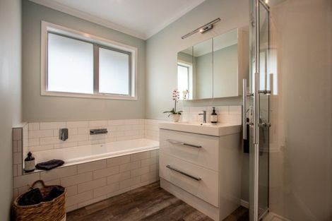 Photo of property in 37 Waipunahau Road, Waikanae, 5036