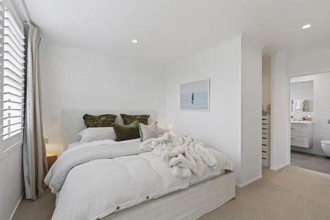 Photo of property in 25 Nevada Drive, Merrilands, New Plymouth, 4312