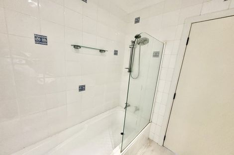 Photo of property in 2/24 Garadice Road, Rothesay Bay, Auckland, 0630