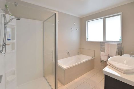 Photo of property in 18 Roto View, One Tree Point, 0118