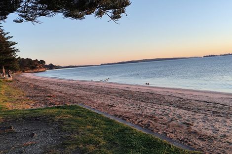 Photo of property in 20 The Esplanade, Eastern Beach, Auckland, 2012