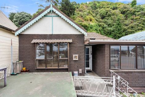 Photo of property in 33 Marine Parade, Bluff Hill, Napier, 4110