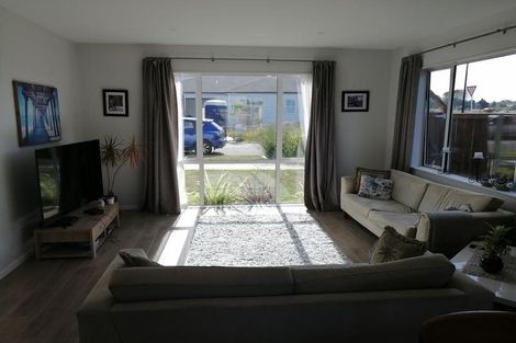 Photo of property in 16 Ropere Street, Kumeu, 0810