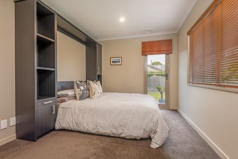Photo of property in 12 Cloake Way, Palmerston North, 4414