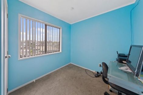 Photo of property in 71 Etherton Drive, Weymouth, Auckland, 2103