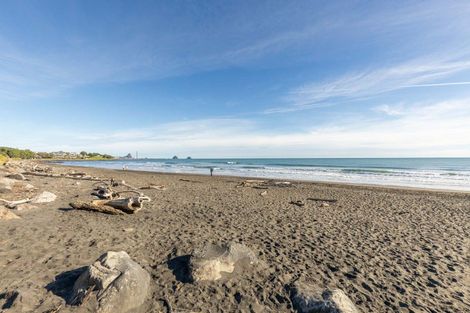 Photo of property in Weekeston Apartments, 2 Nobs Line, Strandon, New Plymouth, 4312