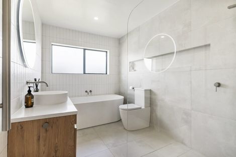 Photo of property in 5 Bridgehead Cove, West Harbour, Auckland, 0618