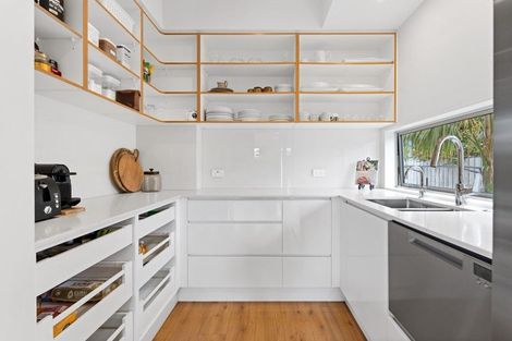 Photo of property in 52 Walton Street, Red Beach, 0932