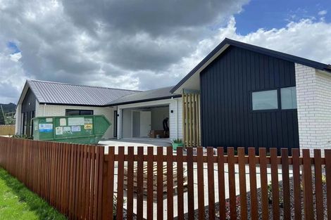 Photo of property in 21 Mcindoe Road, Kumeu, 0810