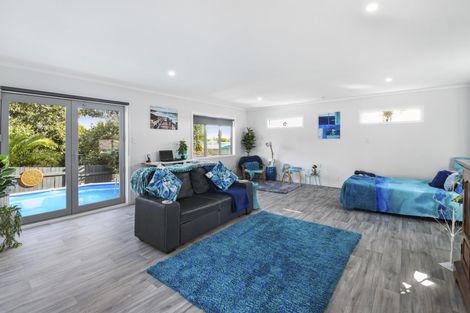 Photo of property in 44 Challen Close, Conifer Grove, Takanini, 2112