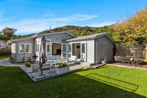 Photo of property in 39 Pukatea Street, Eastbourne, Lower Hutt, 5013