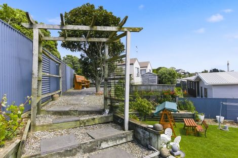 Photo of property in 2 Sunset Terrace, Waikanae Beach, Waikanae, 5036