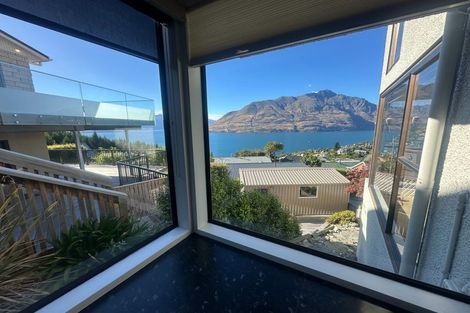 Photo of property in 92 Wynyard Crescent, Fernhill, Queenstown, 9300